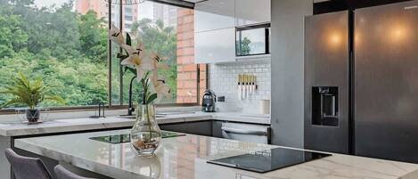 Coffee/tea maker, fridge, microwave, oven