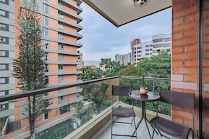 Outdoor dining - |EP| 2BR/W City Views Apt w/Office (Medellín)
