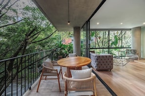Outdoor dining - |EP| Stylish Apt w/Chic Design,Prime Location,Desk (Medellín)