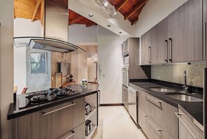 Microwave, oven, dishwasher, coffee/tea maker