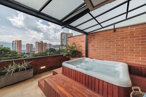 Outdoor spa tub - EP| Bright Apt W/AC, Workspace, Jacuzzi (Medellín)