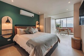 2 bedrooms, WiFi, bed sheets - EP| Bright Apt W/AC, Workspace, Jacuzzi (Medellín)