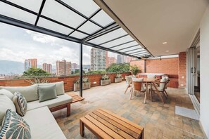 Outdoor dining - EP| Bright Apt W/AC, Workspace, Jacuzzi (Medellín)