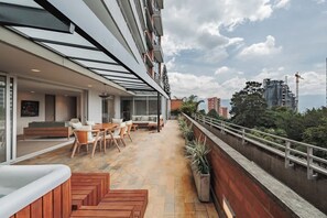 Outdoor dining - EP| Bright Apt W/AC, Workspace, Jacuzzi (Medellín)