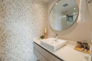 Shower - EP| Bright Apt W/AC, Workspace, Jacuzzi (Medellín)