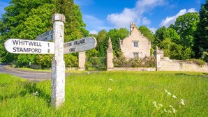 Een landwegwijzer met aanduidingen voor Whitwell, Stamford en Exton Village.