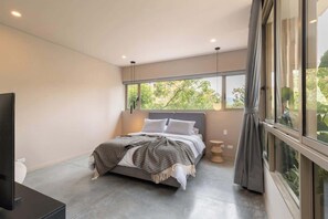 Tabla de planchar con plancha, wifi y ropa de cama