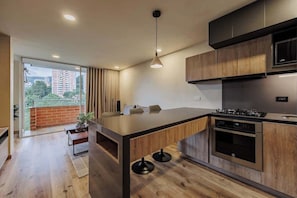 Réfrigérateur, four à micro-ondes, un four, surface de cuisson