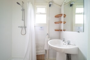 Douche, serviettes fournies