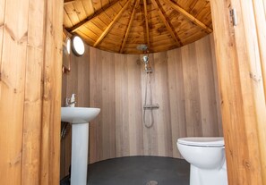 Shower, towels - Lapwing Yurt, Askrigg (Askrigg)