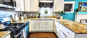 Remodeled 2-bedroom Craftsman house with Yard & AC in Sunny San Diego