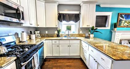 Remodeled 2-bedroom Craftsman house with Yard & AC in Sunny San Diego