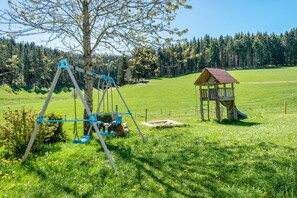 Children's area - Apartment 'Lothar, 80qm' with Shared Garden, Balcony and Wi-Fi (Furtwangen)