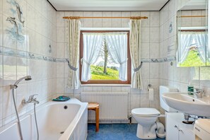 Shower, hair dryer, towels - Apartment 'Lothar, 80qm' with Shared Garden, Balcony and Wi-Fi (Furtwangen)