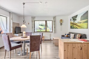 Dining - Apartment 'Lothar, 80qm' with Shared Garden, Balcony and Wi-Fi (Furtwangen)
