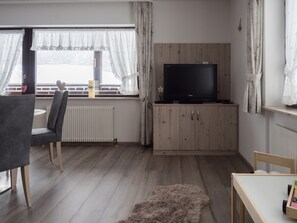 Interior - Apartment 'Lothar, 80qm' with Shared Garden, Balcony and Wi-Fi (Furtwangen)