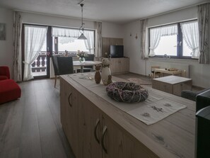 Living area - Apartment 'Lothar, 80qm' with Shared Garden, Balcony and Wi-Fi (Furtwangen)