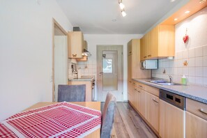 Dining - Apartment 'Lothar, 80qm' with Shared Garden, Balcony and Wi-Fi (Furtwangen)