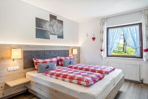 2 bedrooms, WiFi, bed sheets - Apartment 'Lothar, 80qm' with Shared Garden, Balcony and Wi-Fi (Furtwangen)