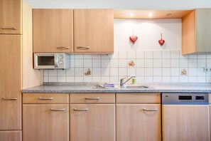 Mikrobølgeovn, kokeplater, oppvaskmaskin og kaffetrakter/tekoker