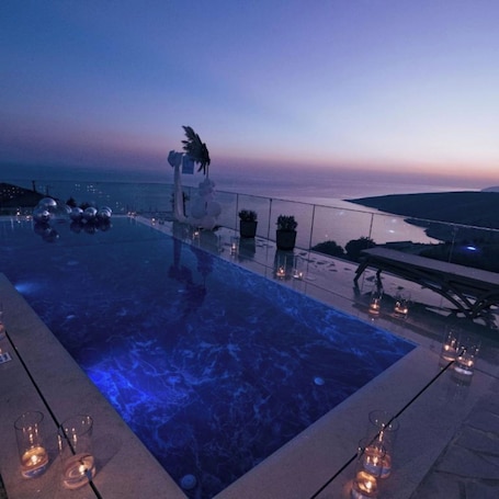 Seasonal outdoor pool. Vila Infinity-Luxury Rooms