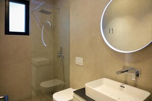Deluxe Double Room, Balcony, Sea View | Bathroom