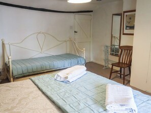 2 bedrooms, individually decorated, individually furnished, free WiFi - Buttercup (Holt)