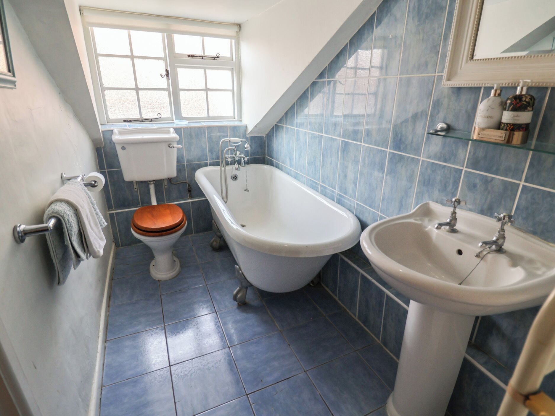 A bathroom with a toilet, bathtub, and sink.