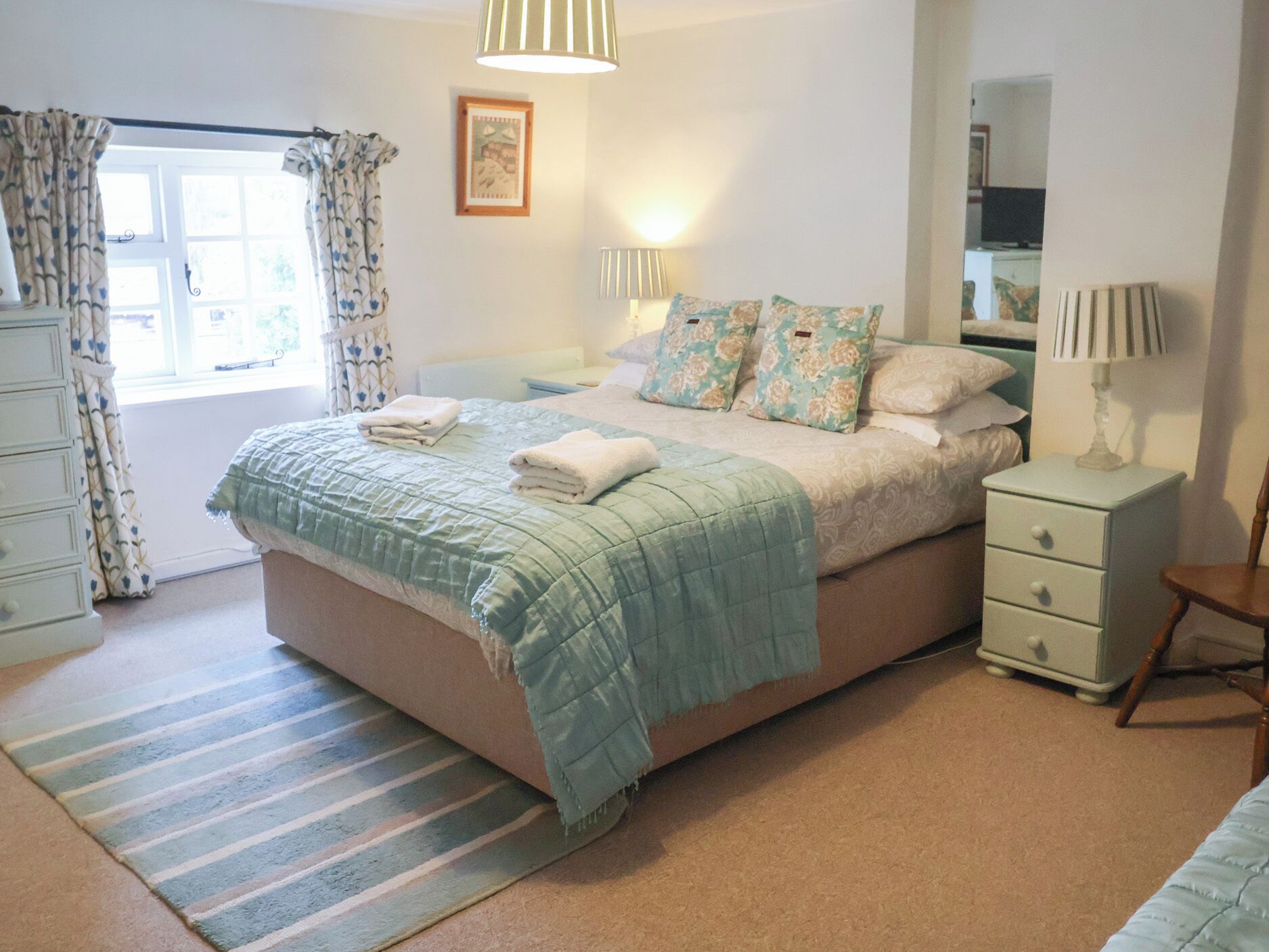 2 dormitoris, decoració individual i mobiliari individual 