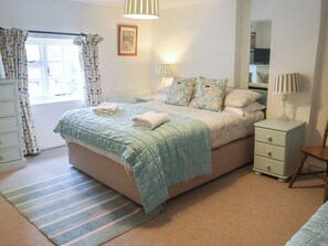 2 bedrooms, individually decorated, individually furnished, free WiFi - Buttercup (Holt)