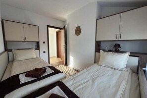 5 chambres, fer et planche à repasser, Wi-Fi, draps fournis