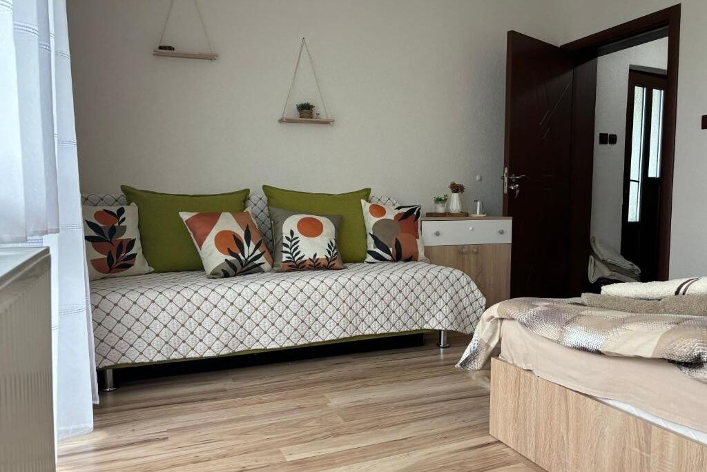 5 habitaciones, tabla de planchar con plancha, wifi y ropa de cama 