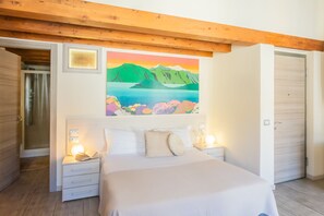 Une chambre à coucher avec un lit, des lampes de chevet, un tableau représentant des montagnes et des fleurs, et un plafond en bois.