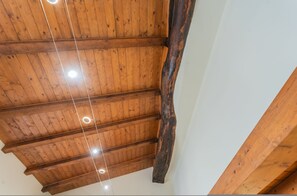 A wooden ceiling with exposed beams and recessed lighting. - Domus 3 in Como in Como (Como)