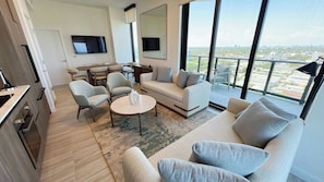 Apartamento de lujo, 4 habitaciones, vistas al mar | Zona de estar | Una Smart TV