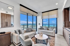 Luxury Condo, 4 Bedrooms, Ocean View | Ruang tamu | TV Pintar 