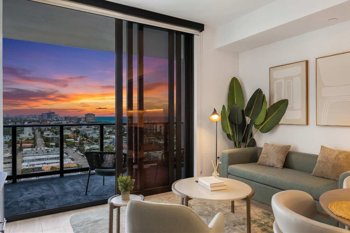 Apartamento de lujo, vistas a la ciudad | Zona de estar | Una Smart TV