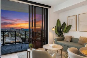 Appartamento Luxury, vista città | Area soggiorno | Smart TV