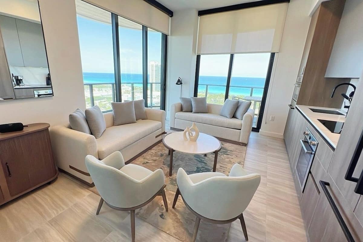 Apartamento de lujo, 4 habitaciones, vistas al mar | Zona de estar | Una Smart TV
