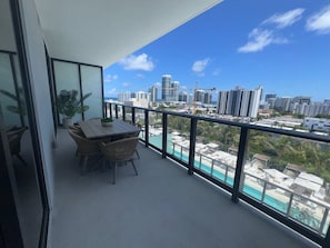 Luxury Condo, 2 Bedrooms | Balkoni