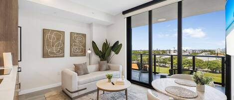 Condo de lujo, vista a la ciudad | Área de sala de estar | Smart TV