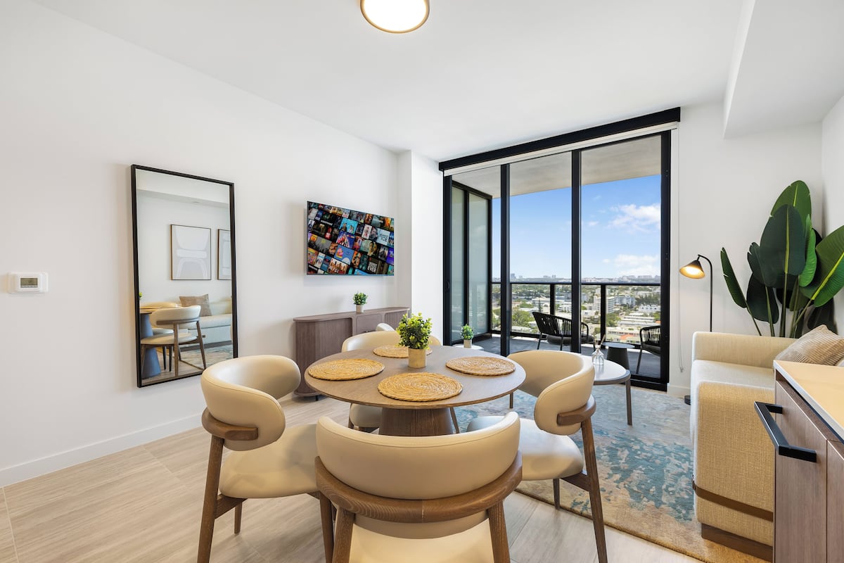 Luxury Condo, City View | Makan dalam bilik