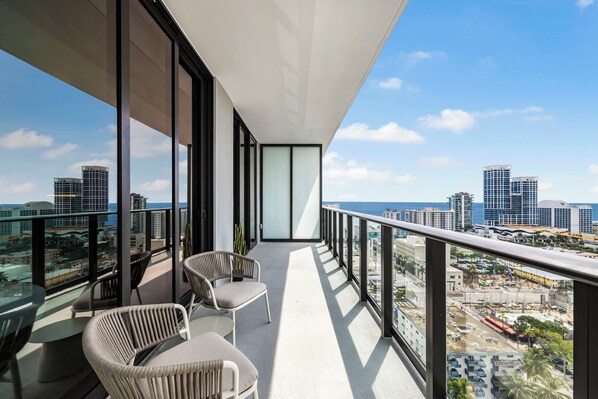 Luxury Condo | Balkoni