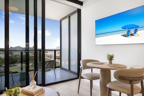 Luxury Condo, City View | Ruang tamu | TV Pintar