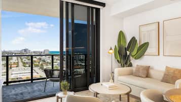 Luxury-Apartment, Stadtblick | Wohnbereich | Smart-TV