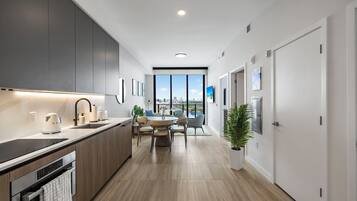Apartamento superluxo, vista para a cidade | Cozinha privada | Geladeira, micro-ondas, cafeteira/chaleira, liquidificador