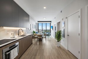 Apartamento de lujo, vistas a la ciudad | Cocina privada | Frigorífico, microondas, cafetera o tetera y licuadora