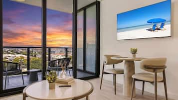 Luxury-Apartment, Stadtblick | Wohnbereich | Smart-TV