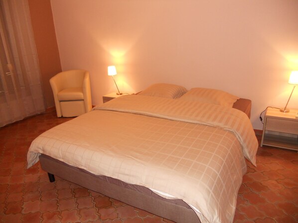 Tabla de planchar con plancha, wifi, ropa de cama