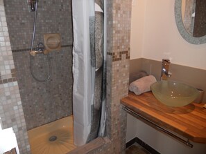 Shower, hair dryer, towels, soap - Port Vauban 4 pers - 2 bedrooms 2 bathrooms (Antibes)